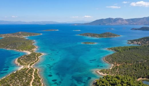 Opposite of Styra, we find the Petalioi, a cluster of nine small islands in the middle of the sea. After Marmari, we reach Rouklia, where we leave the car and continue on foot to explore the Dimosari Gorge and discover its springs at the summit of Giourda.